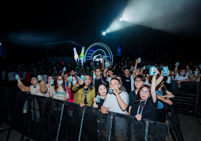 Khán giả Cần Thơ được “bơm” đầy mood với những lon bia mát lạnh, sẵn sàng “chơi tới” cùng Tuborg.