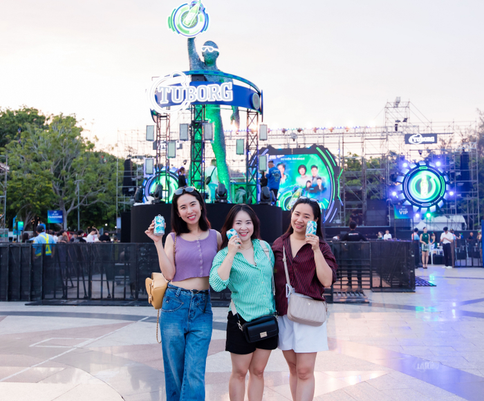 Trước giờ G, giới trẻ Tây Đô tranh thủ check-in đủ góc với Tuborg mát lạnh trên tay.