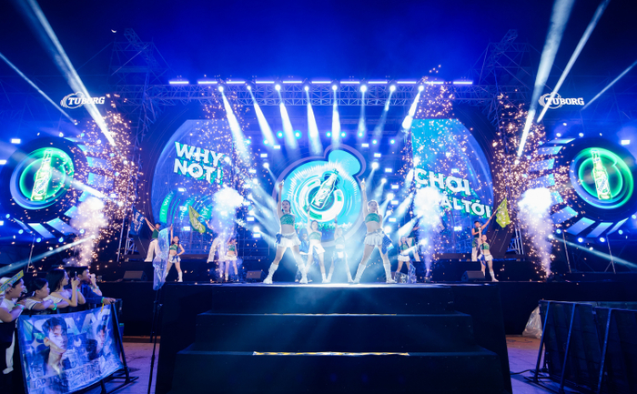 Khán giả Cần Thơ “tròn mắt” trước màn chào sân ấn tượng của chuỗi sự kiện “Why Not! Chơi Phải Tới!” năm nay.