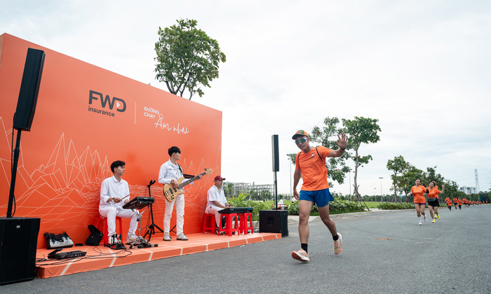 Giai điệu vui nhộn của các band nhạc trẻ trên cung đường tiếp thêm năng lượng cho các runner.