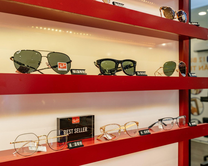 Mắt kính chính hãng tại Hải Triều luôn được bán với giá niêm yết, minh bạch