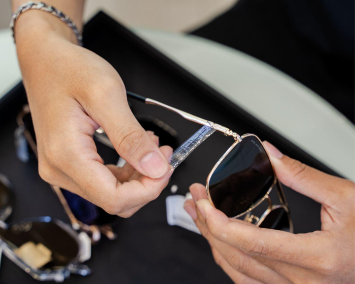 Mắt kính chính hãng tại Hải Triều được bọc nilon chuyên dụng ở càng kính để đảm bảo độ mới của sản phẩm