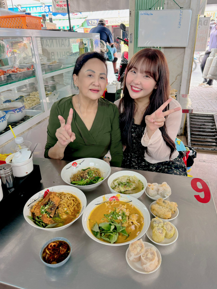 Hỷ Khí Dương Dương thường xuất hiện cùng mẹ trong các clip nấu ăn và review món ăn người Hoa