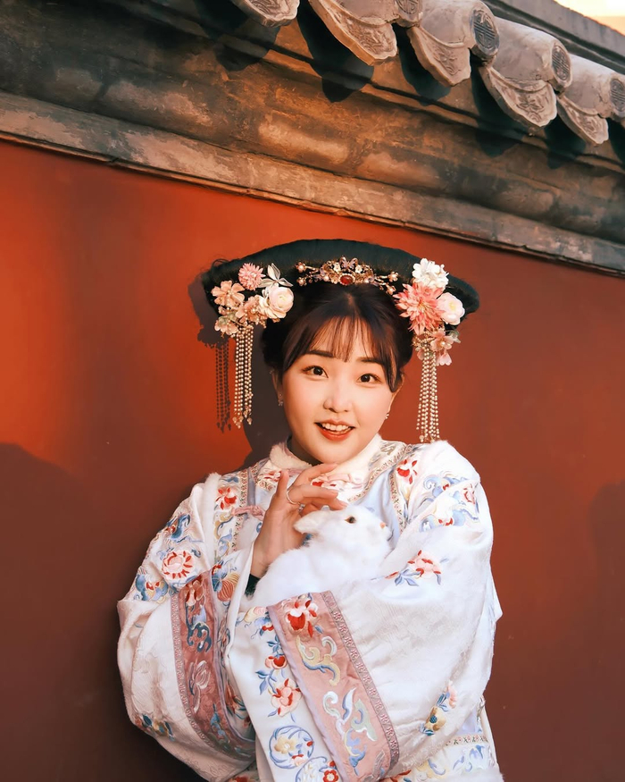 Hỷ Khí Dương Dương (tên thật Dương Bội Linh, sinh năm 1994) là người Việt gốc Hoa