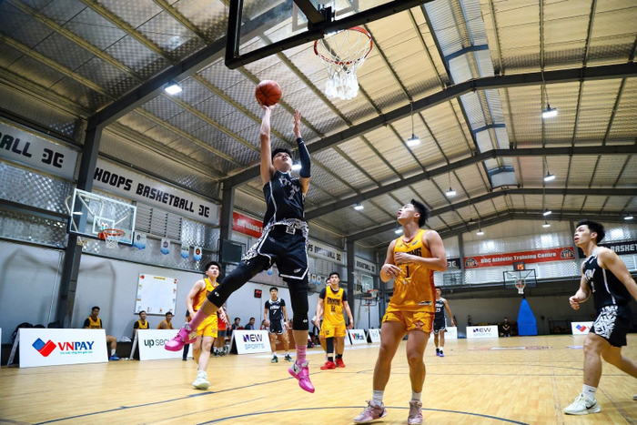 Hoàng Đức Huy (áo đen), vận động viên thuộc đội bóng HBW, ghi điểm trong trận đối đầu với U20 Danang.