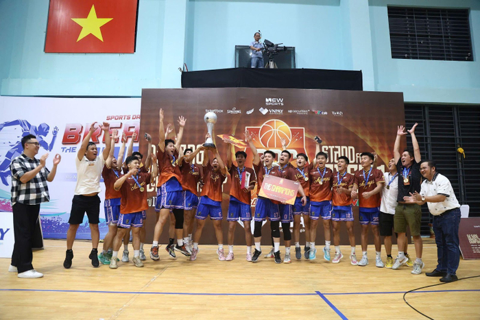 CLB Hustle Hòa Bình nhận Giải Vô địch trong Lễ Bế mạc Danang Pro-Am Basketball Championship 2025 brought by VNPAY.