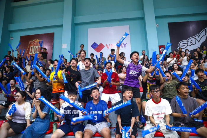 Người hâm mộ truyền lửa từ khán đài.