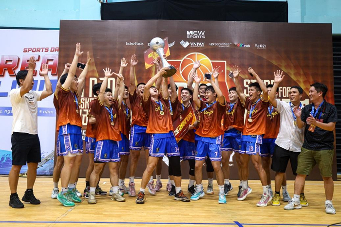 Hustle Hòa Bình nâng cao chiếc cúp vô địch.