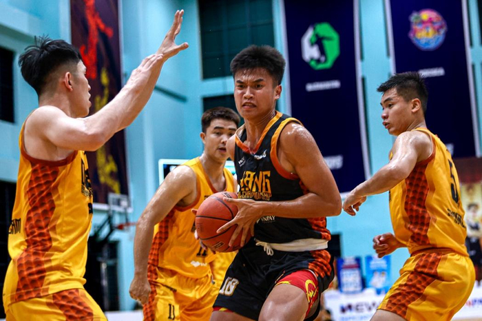 Trận đấu nảy lửa giữa Hustle Hòa Bình và HBW tại vòng bảng.