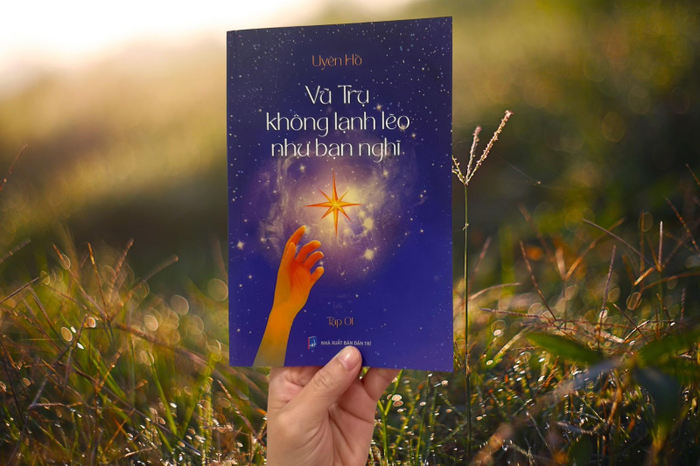 Bìa sách “Vũ Trụ Không Lạnh Lẽo Như Bạn Nghĩ” – Tập 1, do Uyên Hồ viết và Nhà xuất bản Dân Trí phát hành.