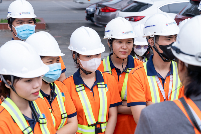 Chuyến tham quan đến cảng Cát Lái của sinh viên Logistics