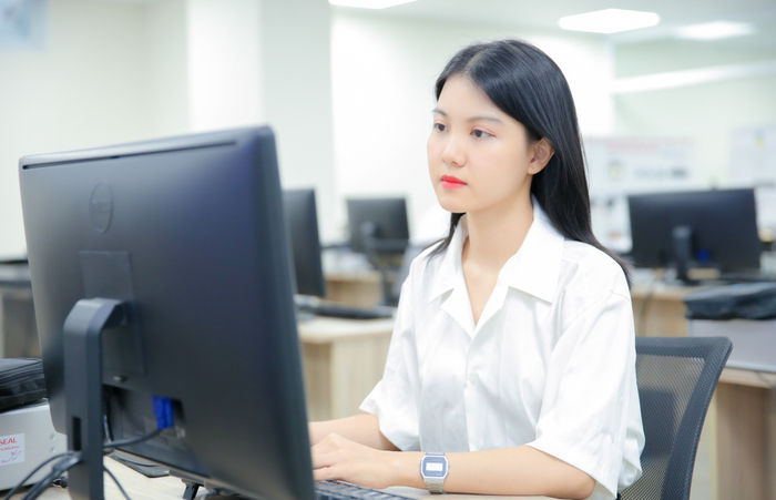 Sinh viên học cách ứng dụng công nghệ thông tin vào chuyên môn Logistics