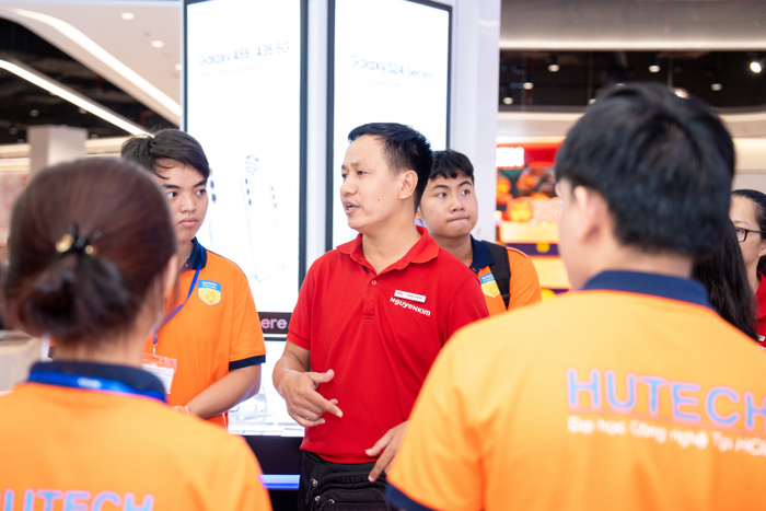 Sinh viên tham quan và lắng nghe phương thức hoạt động tại GO! Mall Trường Chinh