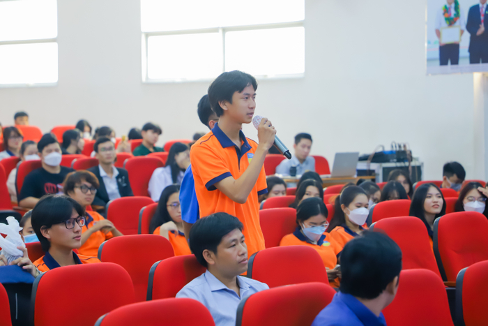 Sinh viên chủ động giải đáp thắc mắc cùng diễn giả, làm rõ các vấn đề mà mình còn băn khoăn