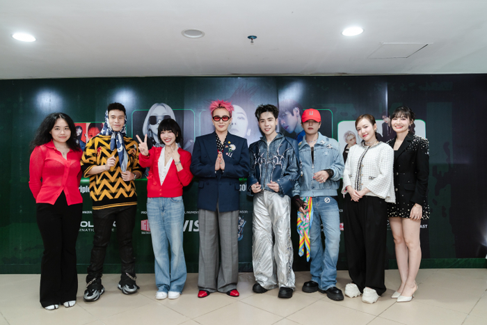 Khung hình có thể là sĩ hết đời của hội fan cứng G- Dragon gồm Diệu Nhi, Quang Hùng MasterD, Rhyder và Phương Ly