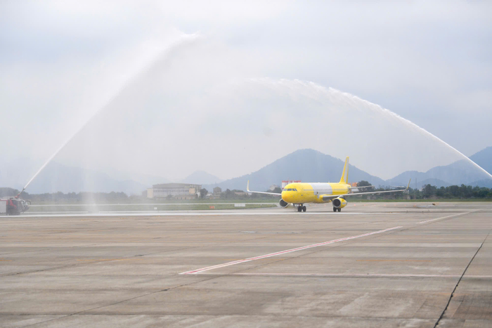 Nghi thức phun vòi rồng (Water salute) chào đón chiếc máy bay đầu tiên do Vietravel Airlines sở hữu