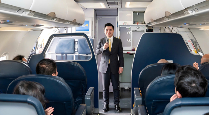 Ông Đỗ Vinh Quang, Chủ tịch Vietravel Airlines phát biểu trên chiếc máy bay sở hữu riêng đầu tiên của hãng