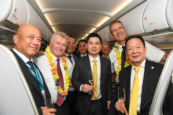 Các đại biểu chúc mừng tổ bay của Airbus A321