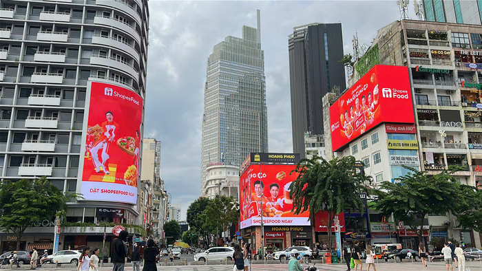Loạt billboard ấn tượng của ShopeeFood tại Phố đi bộ thu hút hàng loạt người hâm mộ check-in