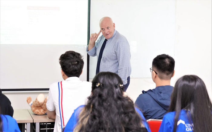 Thầy David Maher luôn chú trọng lồng ghép các dự án thực tế vào bài học