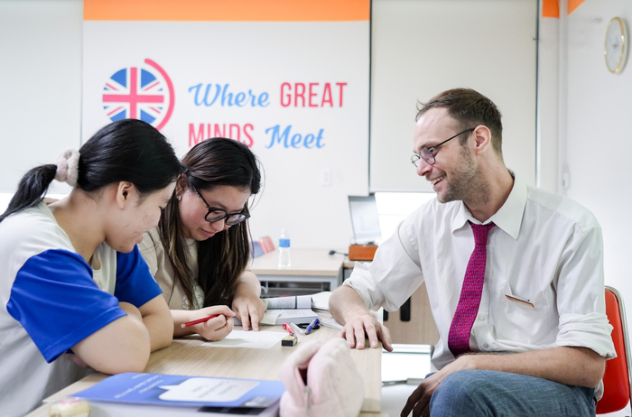 TS. Ben Adam Clairmonte (phải) ứng dụng tư duy khai phóng để phát triển kỹ năng cho sinh viên