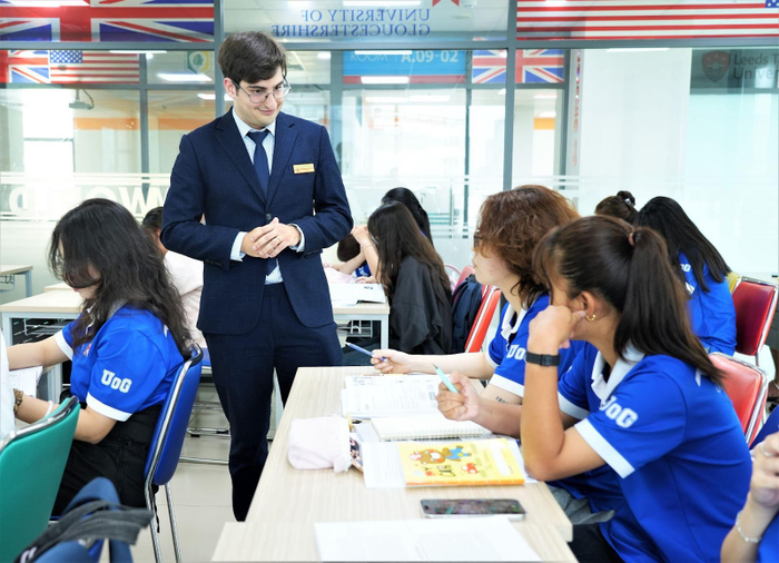 TS. Fabio Rodrigues Dos Santos mang đến những góc nhìn thực tế từ doanh nghiệp cho sinh viên