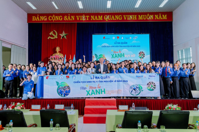 Ban tổ chức chương trình cùng các thanh niên tình nguyện trong buổi lễ ra quân.