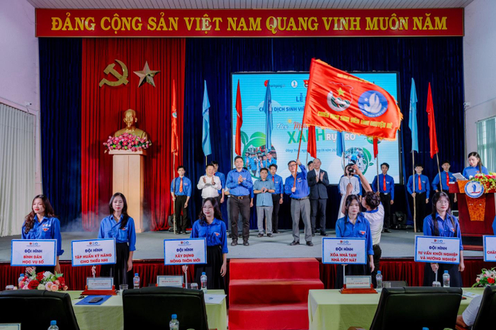 Ban tổ chức chương trình cùng các đội hình tình nguyện tại lễ ra qua