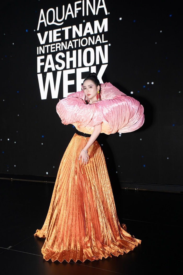 Tổng thể outfit của NTK Thanh Hương Bùi