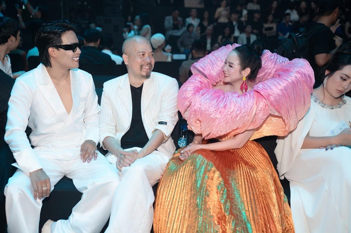 NTK Thanh Hương Bùi trò chuyện cùng các khách mời ở hàng ghế front-row của fashion show