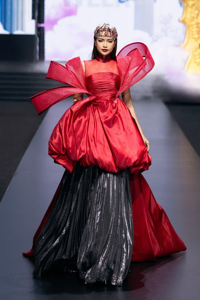 Hoa hậu Ngọc Châu catwalk thần thái trong show diễn của NTK Thanh Hương Bùi