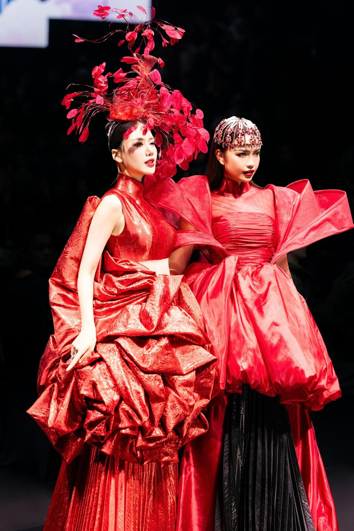 Ngọc Châu và Bùi Quỳnh Hoa thu hút sự chú ý khi trình diễn trên sàn catwalk