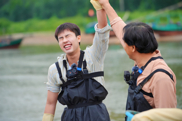 “Về Quê Làm Giàu” Tập 13: Nghệ sĩ “xanh mặt” với trầu, cười ngất vì kẹo cu đơ, hết mình với nghêu Hà Tĩnh Ảnh 3
