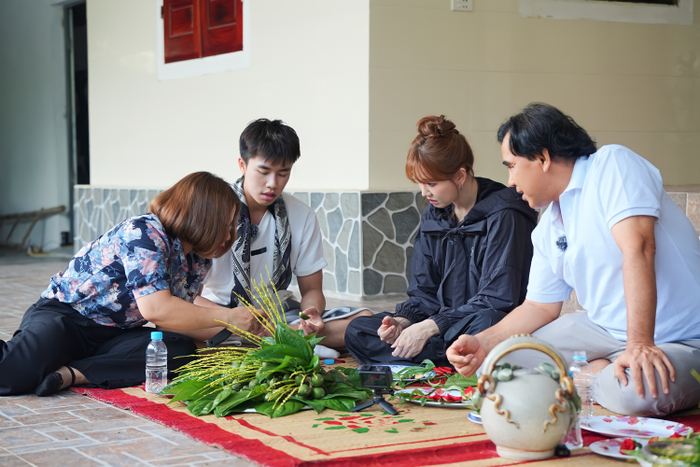 “Về Quê Làm Giàu” Tập 13: Nghệ sĩ “xanh mặt” với trầu, cười ngất vì kẹo cu đơ, hết mình với nghêu Hà Tĩnh Ảnh 6
