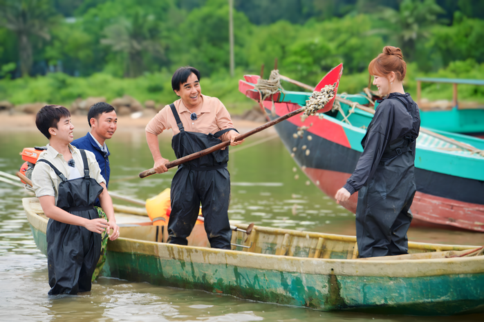 “Về Quê Làm Giàu” Tập 13: Nghệ sĩ “xanh mặt” với trầu, cười ngất vì kẹo cu đơ, hết mình với nghêu Hà Tĩnh Ảnh 2