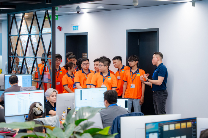 Chuyên viên, nhà quản lý tại doanh nghiệp giới thiệu mô hình vận hành đến sinh viên