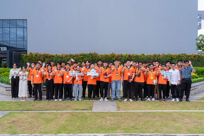 IT Office Tour là hoạt động đặc thù để sinh viên tiếp cận môi trường làm việc chuyên nghiệp từ năm nhất