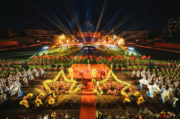 Gần 600 học viên cảnh sát đồng diễn trống hội tại sân Hàng Đẫy. Ảnh: BTC.