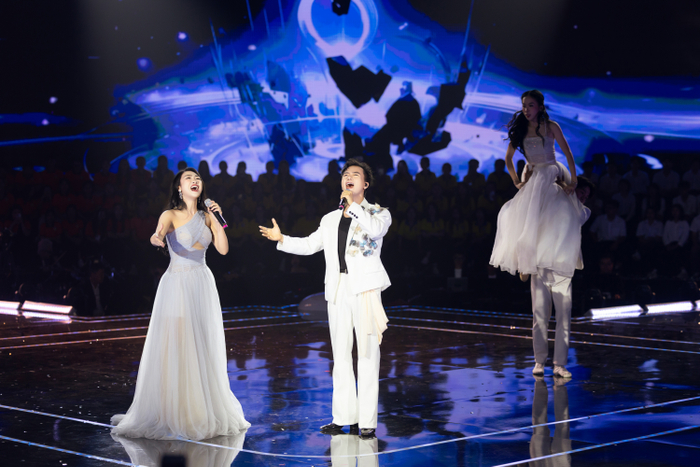 Cô nàng song ca cùng Ca - Nhạc sĩ Bùi Công Nam tại Gala chung kết 