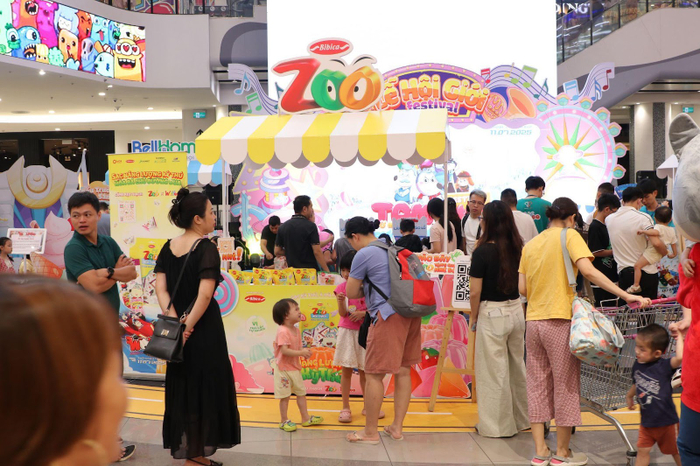 Gian hàng Zoo (Bibica) tại sự kiện Tam Giới Festival, Sảnh Tương Lai – AEON Hà Đông thu hút sự chú ý của các gia đình và trẻ em, mang đến trải nghiệm kẹo thạch ngon miệng và những trò chơi giải trí tương tác đầy màu sắc, góp phần làm nên không gian lễ hội sôi động.