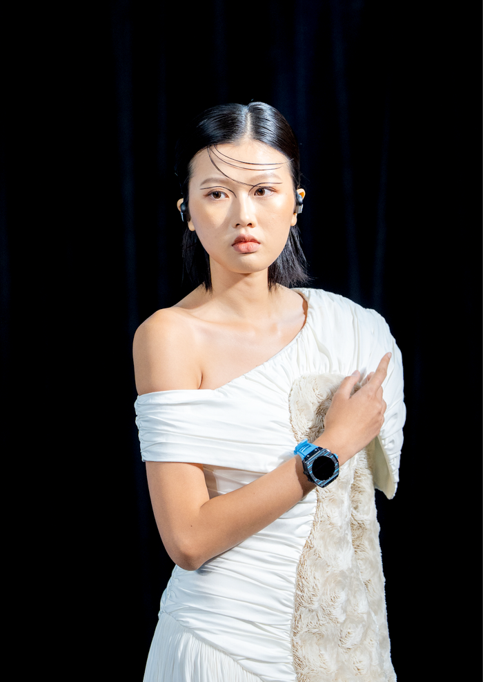 Trong buổi ra mắt, các phụ kiện khác trong hệ sinh thái Vertu như tai nghe, Vertu Watch cũng được các khách mời, nghệ sĩ chú ý.