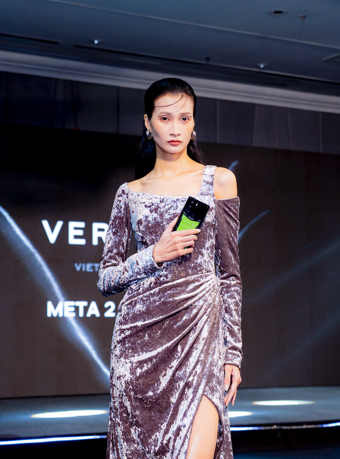 Thuỳ Trang khoe thần thái sắc lạnh trong thiết kế nhung ánh tím, kết hợp cùng smartphone tích hợp AI và blockchain của Vertu.