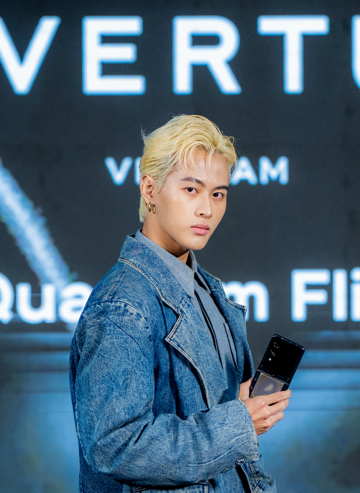 Người mẫu Hóa Trần diện denim cá tính, trải nghiệm Vertu Quantum Flip chính hãng phiên bản đá cẩm thạch độc đáo. 