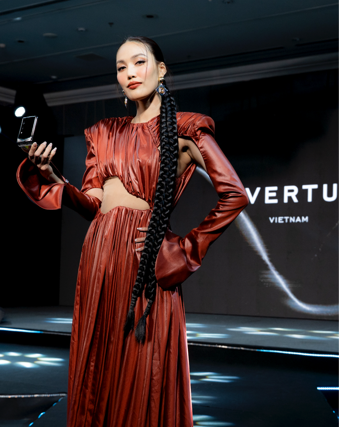 Đại sứ Lan Khuê chia sẻ: “Mỗi chiếc Vertu là một phần tính cách, giống như mỗi người phụ nữ đều có một vẻ đẹp rất riêng và không ai thay thế được. Vì thế, khi cầm trên tay một chiếc Vertu, tôi không chỉ thấy sang trọng, mà còn thấy tự tin”.