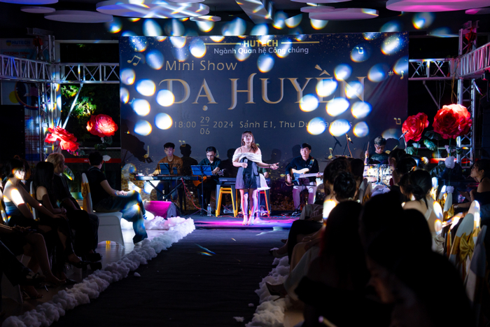 Minishow “Dạ Huyền” do sinh viên PR HUTECH tổ chức