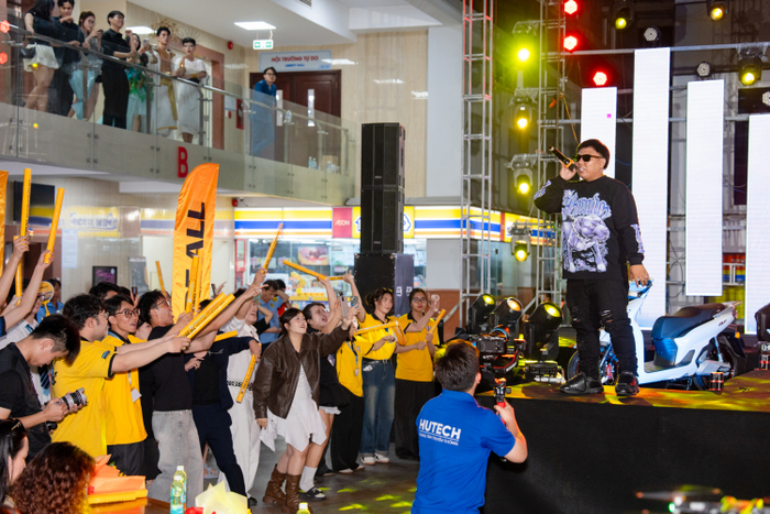 Khánh (K-ICM), rapper VSOUL khuấy đảo đêm nhạc Sóng 2025 tại HUTECH Ảnh 5