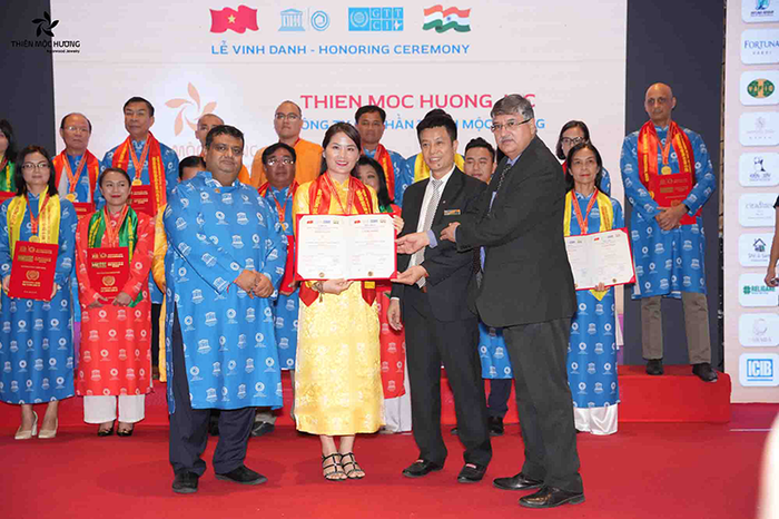 Thiên Mộc Hương được Liên Hiệp Các Hội UNESCO Việt Nam vinh danh là “Thương hiệu Bản sắc Việt – Định vị Giá trị Toàn cầu”