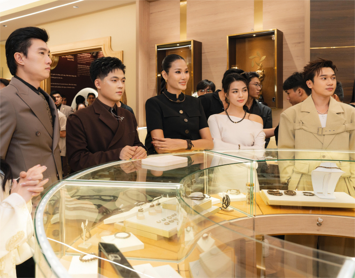 Dàn sao Việt hội tụ tại sự kiện khai trương The 01 Agarwood Art Gallery của Thiên Mộc Hương