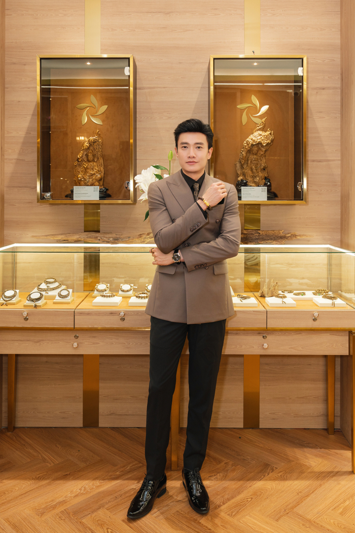 Quốc Trường xuất hiện lịch lãm cùng vòng tay trầm hương Thiên Mộc Hương