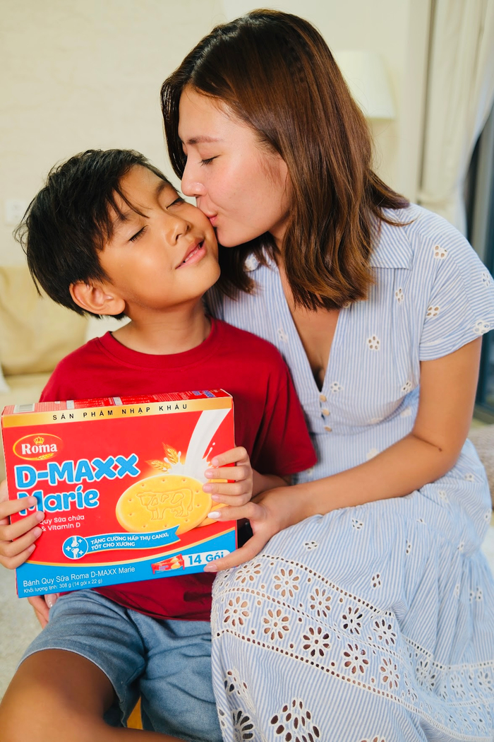 Chúng Huyền Thanh tin chọn bánh D-MAXX Marie có bổ sung Vitamin D và Canxi cho con phát triển chiều cao từ sớm.